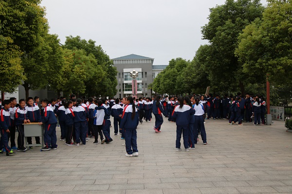 1.热闹非凡的活动现场.JPG