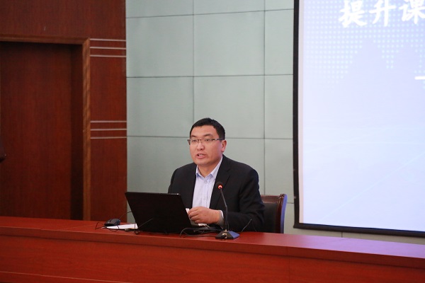 2.李主任传达学科建设项目书.JPG