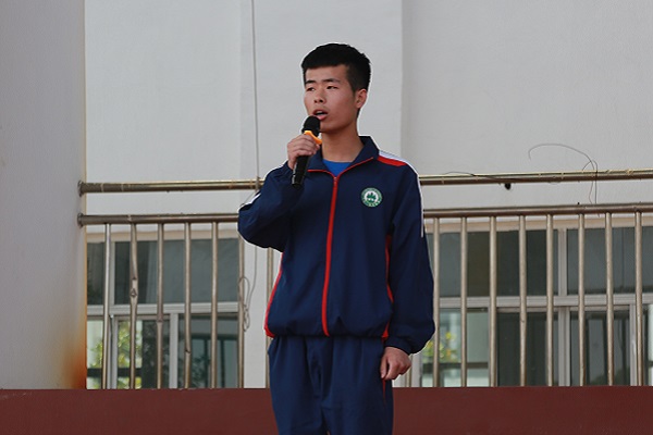 2.学生会副主席杨超作国旗下讲话.JPG