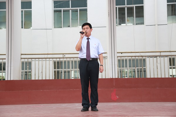 2.孙校长作《拥抱理想 持续精进》演讲.JPG