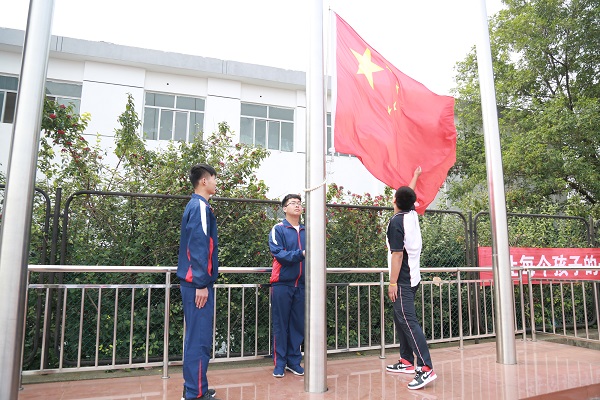 1.升国旗，奏唱国歌.JPG
