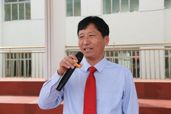 2.王大章副校长指导孩子们每天进步一点点.JPG
