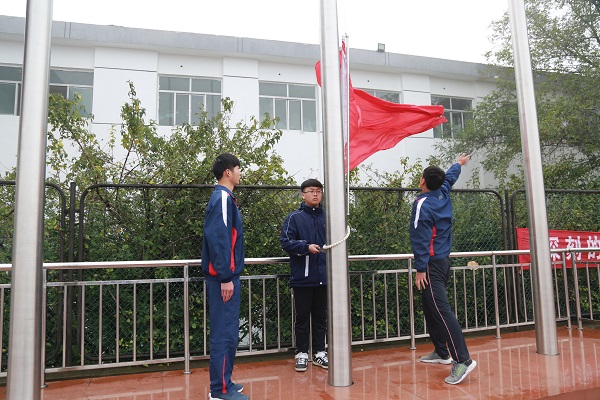 1.升国旗，奏唱国歌.JPG