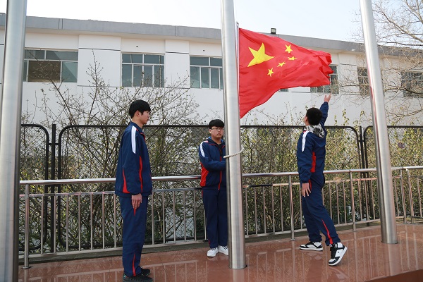 1.升国旗，奏唱国歌.JPG