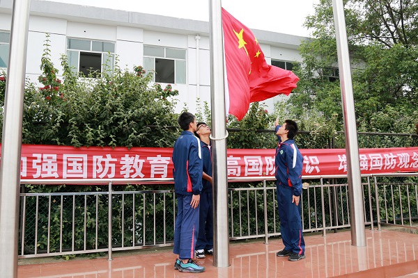 1.升国旗，奏唱国歌.JPG
