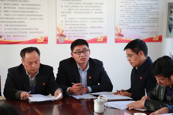 2.高中党小组组长张金亮作自我剖析.jpg