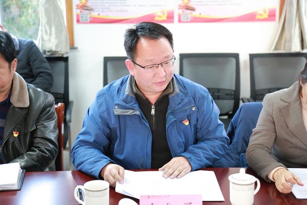 3.县委教育工委副书记向智勇作指导.jpg