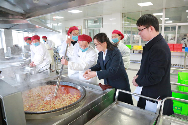 4.集团高瑞萍主任指导学校餐饮服务工作.png