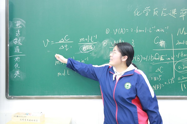 1.化学课上，姚子寒在黑板上解读自己的思路 - 副本.JPG