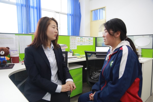 2.办公室里的促膝长谈，对于徐晴老师和姚子寒同学来说是一种常态 - 副本.JPG