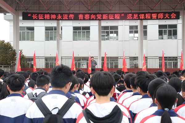2.各队列在操场上集合，整装待发.JPG