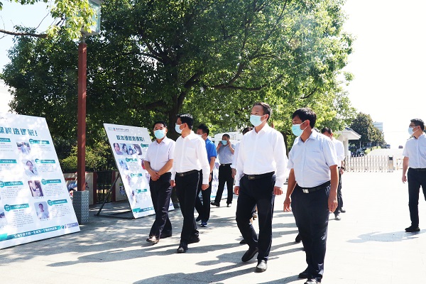 1.孙校长向市领导汇报学校概况_副本.jpg